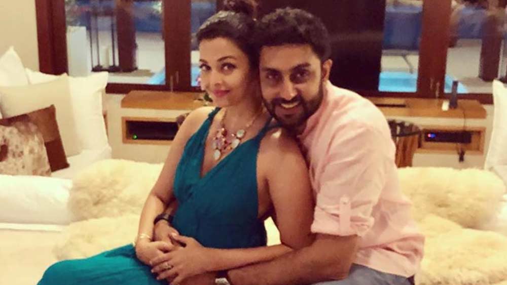 তবে সে সবই এখন অতীত। মাঝে কেটে গিয়েছে অনেকগুলো বছর। ঐশ্বর্যাও এখন বচ্চন পরিবারের বধূ। স্বামী অভিষেক এবং কন্যা আরাধ্যাকে নিয়ে সুখের সংসার তাঁর। অন্য দিকে সলমনেরও নাম জড়িয়েছে বিভিন্ন অভিনেত্রীর সঙ্গে। কখনও ক্যাটরিনা কখনও আবার তাঁর জীবনে এসেছেন ইউলিয়া ভন্তুর। শোনা যায়, বর্তমানে ইউলিয়ার সঙ্গেই সম্পর্কে রয়েছেন তিনি। তবে মধ্যবয়সে এসে আজও তিনি অবিবাহিত।