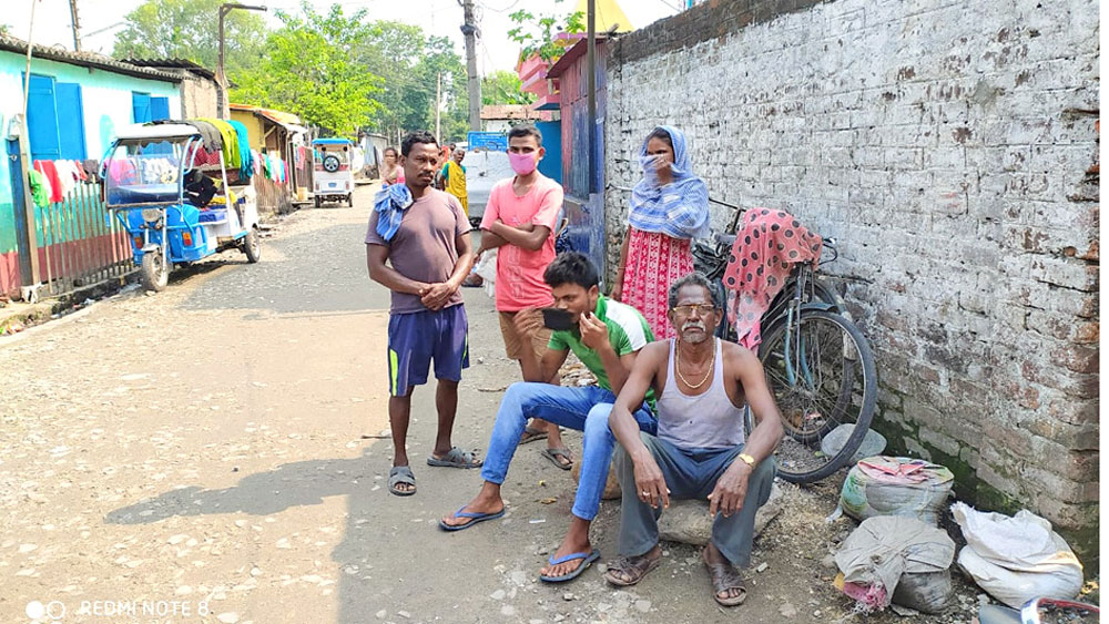 জলপাইগুড়িতে কাজে আসা মহারাষ্ট্রের বাসিন্দারা। নিজস্ব চিত্র