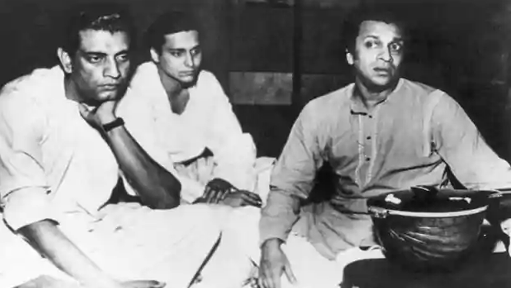 এই গড়পার রোডের বাড়িতেই তাঁর জন্ম, ১৯২১-এর ২ মে। মায়ের আদরের সেই ‘মানিক’-এর ভালনাম প্রথমে যা রাখা হয়েছিল, পছন্দ হয়নি নবজাতকের বাবার। পরিবর্তন করে নতুন নামকরণ হয় ‘সত্যজিৎ’।