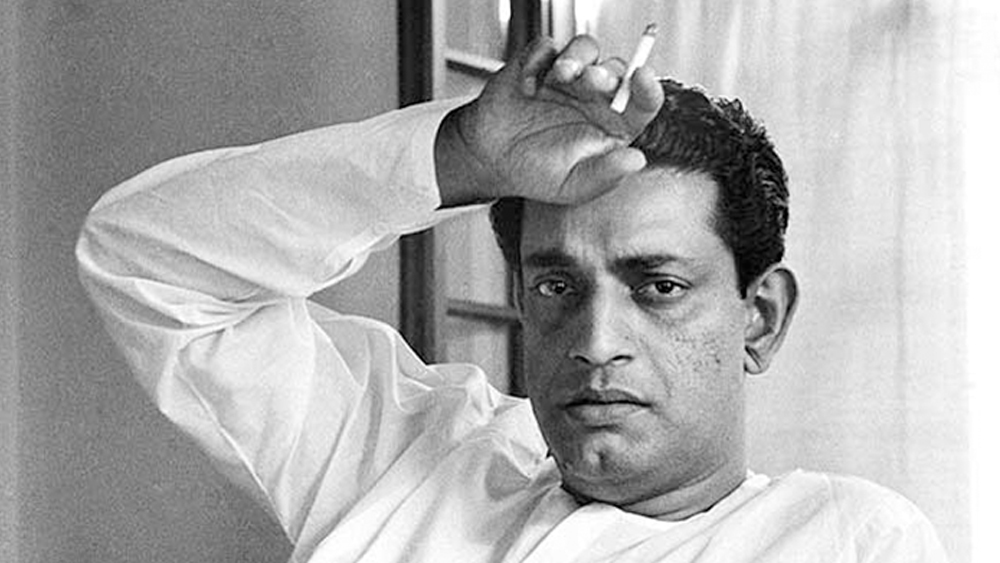 তিনি যখন মাত্র আড়াই বছরের, থেমে গেলে ‘আবোলতাবোল’ স্রষ্টার কলম। বাবা হিসেবে নয়, ‘সুকুমার রায়’-কে তিনিও পেয়েছিলেন সাদা পৃষ্ঠায় কালো অক্ষরে, তাঁর কাজের মধ্যে দিয়েই। তাঁর শৈশব আবর্তিত হয়েছিল মা সুপ্রভা রায়কে ঘিরে।