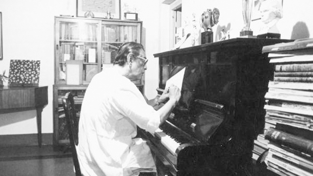 গড়পার-বকুলতলা-বিশপ লেফ্রয় রোড ছাড়িয়ে তিনি বিশ্বজনীন হয়েছেন। কিন্তু শৈশব তাঁর পিছু ছাড়েনি। গড়পার রোডের ছাপাখানার পুরনো ব্লক, ছোটবেলায় খেলার সঙ্গী ছেদিলালের ফানুস, খড়খড়ির ফাঁক দিয়ে গরমের দুপুরে ঢোকা আলোয় উল্টোদিকের দেওয়ালে ম্যাজিক সিনেমা—শৈশবের খণ্ডচিত্রকে ক্যানভাসে ঢেলে তিনি আবার ফিরিয়ে দিয়েছেন জীবনকে।