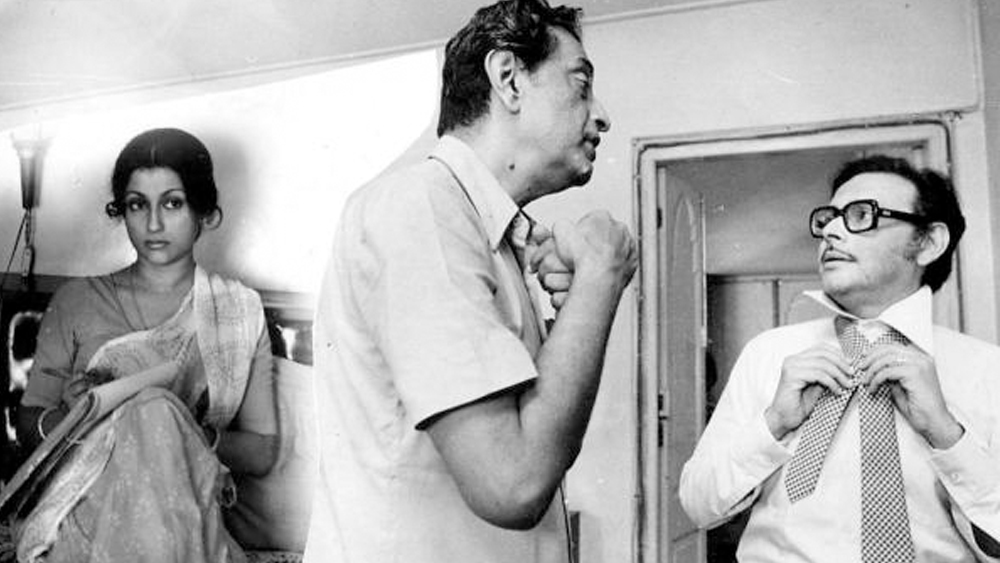 প্রথমে গড়পার, তারপর বকুলবাগানে সোনামামার বাড়ি। মাঝে মাঝে ছুটিতে মায়ের সঙ্গে দার্জিলিঙের কাঞ্চনজঙ্ঘা অথবা তুতো ভাইবোনদের সঙ্গে হাজারিবাগে ছিন্নমস্তার মন্দিরে ঘুরতে যাওয়া। কাটছিল শৈশব। বড় পরিবারের সুগৃহিণী, পরিপাটি ইংরেজি আর বাংলা হস্তাক্ষরের মা-ই হয়তো পরে দেখা দিয়েছিলেন পর্দার সর্বজয়া রূপে।