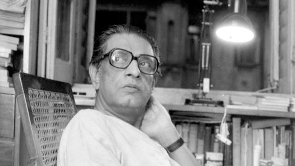 স্কুলে প্রথম পা রেখেছিলেন ন’বছর বয়সে। বালিগঞ্জ গভর্নমেন্ট হাইস্কুল-প্রেসিডেন্সি কলেজের চৌকাঠ পার হওয়ার পর মায়ের ইচ্ছেয় শান্তিনিকেতন। কিন্তু কলকাতার জীবন ছেড়ে বোলপুরে যাওয়ার ইচ্ছে ছিল না সত্যজিতের। তবু শান্তিনিকেতনের দিনগুলিই তাঁর অন্তর্চক্ষুতে দৃষ্টিদান করেছিল। পরে নিজেই বলেছিলেন সত্যজিৎ।