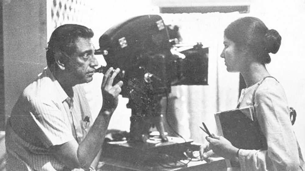 ছবি আঁকতে বরাবরই ভাল পারতেন। স্কুলের আঁকার শিক্ষকের এই প্রিয়পাত্র সেভাবে প্রথাগত আঁকা শেখেননি। কিন্তু শান্তিনিকেতনে বিনোদবিহারী মুখোপাধ্যায়ের হাতেই শিল্পীজীবনের নান্দীমুখ হয় তাঁর। ‘দ্য ইনার আই’ ছিল গুরুর প্রতি শিষ্যের কৃতজ্ঞতার স্মারক।