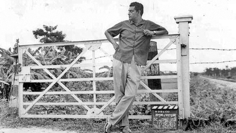 ১৯৪৩ সালে প্রথম চাকরি, নামী ব্রিটিশ বিজ্ঞাপনী সংস্থায়। ভিস্যুয়ালাইজার হিসেবে বেতন ছিল আশি টাকা। কিন্তু জনঅরণ্যে নিছক প্রতিদ্বন্দ্বী হয়ে গত ধরা চাকরি তাঁর ছিল না-পসন্দ।