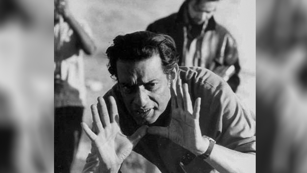 তবুও সৃষ্টিশীলতা আর উপার্জনের মধ্যে ভারসাম্য রাখতে চাকরি করেছিলেন বেশ কয়েক বছর। তাঁর জীবনে নতুন দরজা খুলে দিয়েছিল সিগনেট প্রেসের চাকরি। সেখানে কাজ ছিল বাংলা বইয়ের প্রচ্ছদ আঁকার।