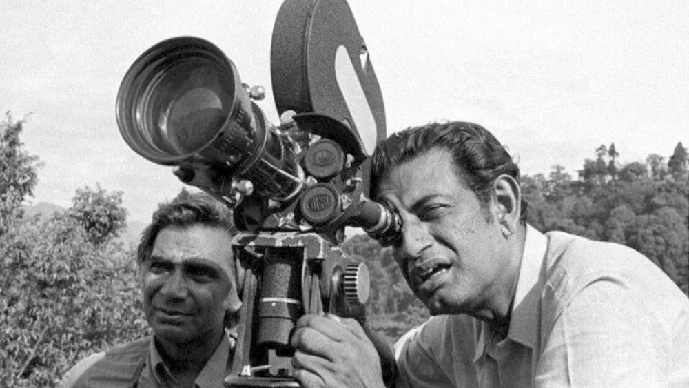 ‘আম আঁটির ভেঁপু’ ছিল কিশোর সংস্করণ। সত্যজিৎ স্কেচ করতে করতে ভাবলেন তিনি মূল উপন্যাসটি পড়বেন। সেই ভাবনা থেকেই জন্ম নিয়েছিল ভারতীয় চলচ্চিত্রের নতুন যুগ। সত্যজিৎ পড়লেন। এবং ঠিক করলেন বিভূতিভূষণ বন্দ্যোপাধ্যায়ের লেখা মূল উপন্যাস নিয়ে ছবি বানাবেন।