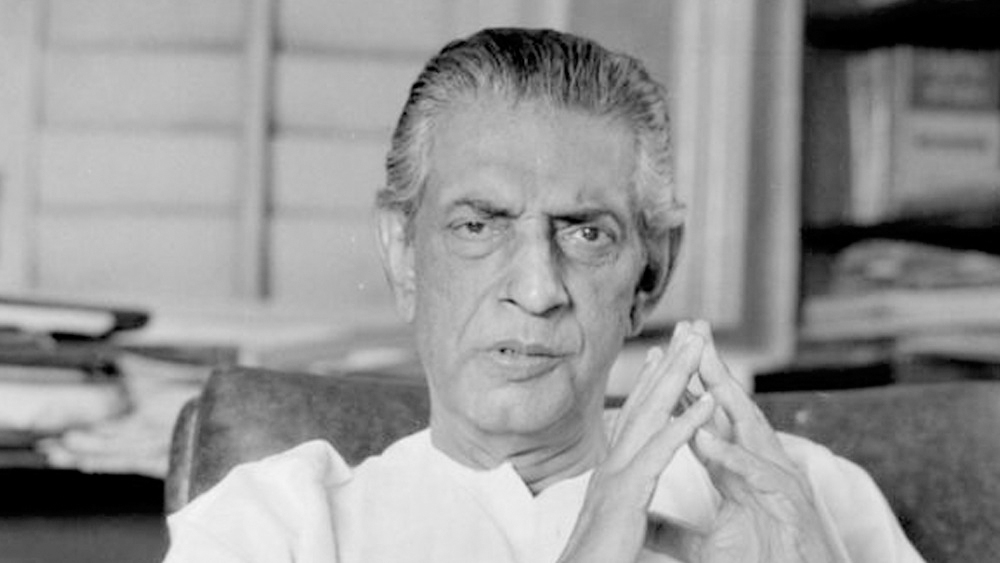 তবে এই পাঁচালীপাঠের সলতে পাকানো শুরু হয়েছিল আরও আগে। জঁ রেনোয়া-র সহকারী হিসেবে কাজ করার সময় তাঁকে নিজের পরিকল্পনা জানিয়েছিলেন সত্যজিৎ। রেনায়োর উৎসাহের পাশাপাশি অনুঘটক ছিল ১৯৪৮ সালে মুক্তিপ্রাপ্ত ‘বাইসিকল থিফ’।