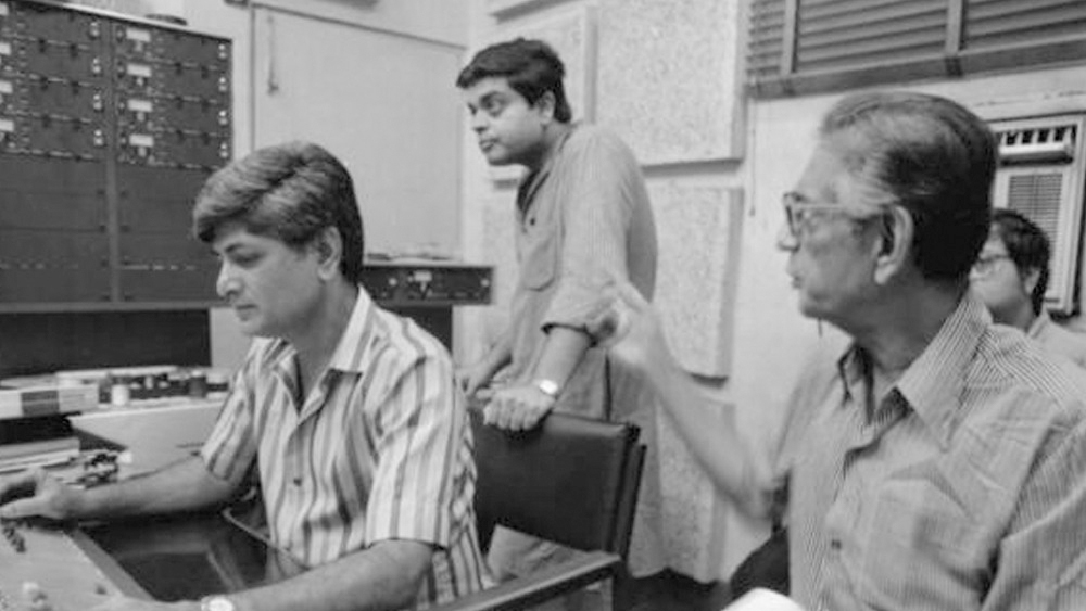 ভিক্টোরিয়ো দ্য সিকা-র এই ছবি দেখেই পরিচালক হওয়ার স্বপ্নের বীজ আরও ঊর্বর হয়েছিল। যদিও সেই বীজ বপন হয়েছিল গড়পারের শৈশবের দুপুরে দেওয়ালে ফুটে ওঠা আলো-আঁধারির বায়োস্কোপ আর খেলনা স্টিরিয়োস্কোপে।