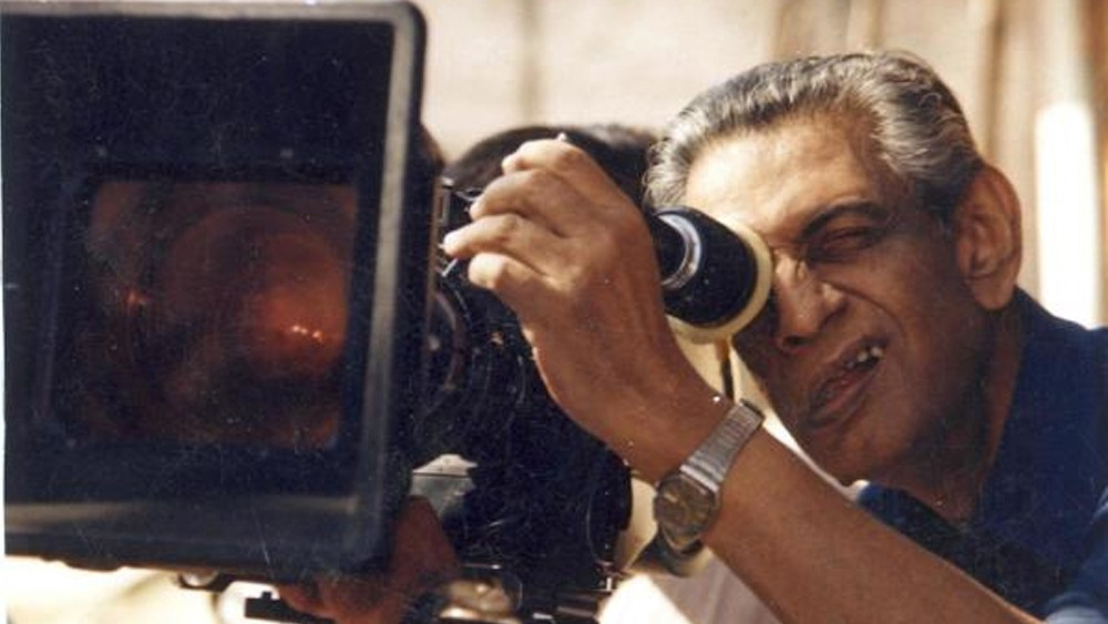 ১৯৬১ সালে রবীন্দ্রনাথ ঠাকুরের শতবর্ষ উপলক্ষে পরিচালনা করেছিলেন ‘তিন কন্যা’। সে বছরই মুক্তি পেয়েছিল তাঁর তথ্যচিত্র ‘রবীন্দ্রনাথ’। তাঁর একাকী শৈশব যেন মিলেমিশে গিয়েছিল জীবনস্মৃতির সেই শিশুর সঙ্গেও। আবার ‘কাঞ্চনজঙ্ঘার’ সেই পাহাড়ি শিশুর গানে কি কোথাও মিশে ছিল মায়ের সঙ্গে ছোট্ট মানিকের প্রথমবার কাঞ্চনজঙ্ঘা দেখার আনন্দ?