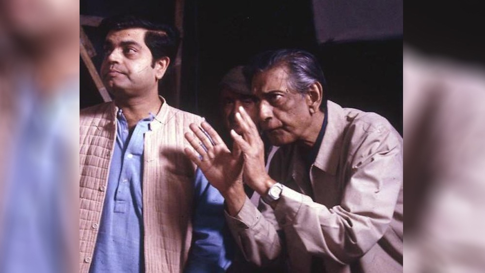 ছয়ের দশকে আরও একটি উল্লেখযোগ্য দিক ছিল সত্যজিতের জীবনে। কবি সুভাষ মুখোপাধ্যায়ের কথায় তিনি এ বার হাল ধরলেন ‘সন্দেশ’-এর। যে পত্রিকা বন্ধ হয়ে গিয়েছিল সুকুমার রায়ের মৃ্ত্যুর কয়েক বছর পরেই। আবার নতুন করে তা প্রকাশিত হতে শুরু করল।