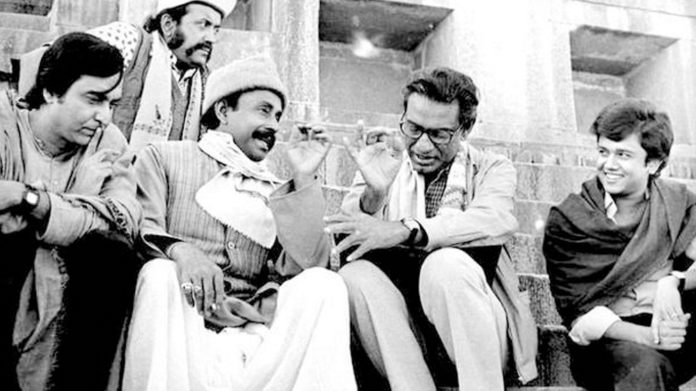 রজনী সেন রোডের প্রাইভেট ইনভেস্টিগেটর ফেলুদা। তার খুড়তুতো ভাই তোপসে। রহস্য রোমাঞ্চ সিরিজ লেখক জটায়ু, গিরিডির প্রোফেসর শঙ্কু। এল ভবঘুরে তারিণীখুড়ো। সেইসঙ্গে এল টিপু, সদানন্দ থেকে ফটিকচাঁদ, তার হারুণ দা-সহ আরও কত চরিত্র। শৈশবকে বুঁদ করে রাখতে।