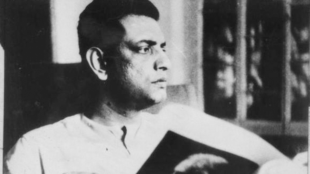 ফেলুভক্তদের অনেকের মতে, ফেলুদা আসলে স্বয়ং সত্যজিৎই। দু’জনেই শৈশবে পিতৃহীন। কলমের সৃষ্টি পালিত হয়েছে তাঁর কাকার বাড়িতে। স্রষ্টা বড় হয়েছেন মামার বাড়িতে। তবে তাঁর জীবনেও ছোটকাকার গভীর প্রভাব ছিল।