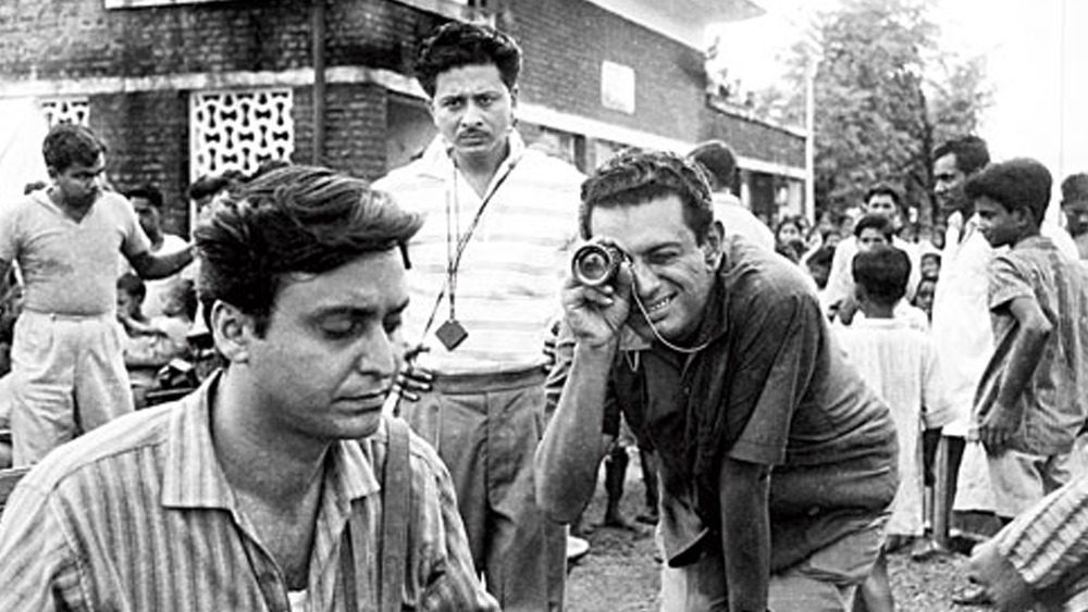 লেখালেখি শুরু হওয়ার পরে সত্যজিতের ক্যামেরা আর কলম মিশে যেতে থাকে। ‘গুপী গাইন বাঘা বাইন’-এর শুটিংয়ে রাজস্থান গিয়ে জন্ম নেয় ‘সোনার কেল্লা’র প্লট। ‘অপরাজিত’-র কাশী-ই আবার ক্যাপ্টেন স্পার্কের কল্পনাকে অতলান্তিকে ভেসে যাওয়ার ঠিকানা। ছোটবেলায় হাজারিবাগের ছুটির দিনগুলোই ফেলুদার ‘ছিন্নমস্তার অভিশাপ’।