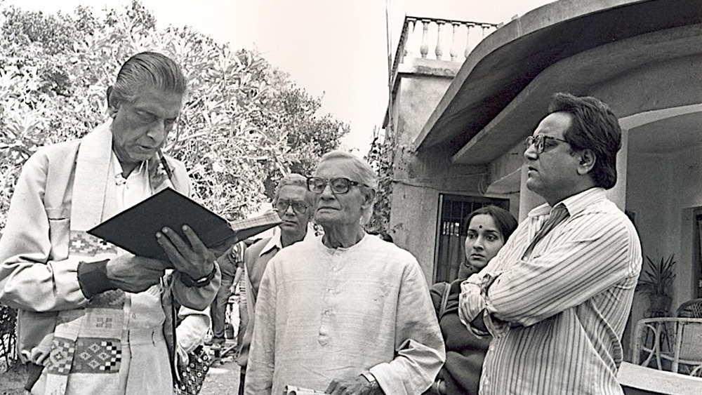 ফেলুদার মতো সত্যজিৎও ভালবাসতেন কলকাতাকে। তাঁর ‘মহানগর’-এর মূল চরিত্র কল্লোল্লিনী কলকাতাই। তবে শুধু চারুলতার সম্পর্কের টানাপড়েনে সীমাবদ্ধ না রেখে তিনি দর্শককে নিয়ে গিয়েছেন ‘অরণ্যের দিনরাত্রি’ দেখাতে।