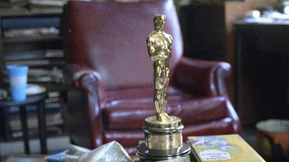 হাসপাতালের রোগশয্যায় অস্কার পুরস্কার হাতে এই দীর্ঘদেহীর জন্যই হাজারো দুর্ধর্ষ দুশমনের ভিড়েও আমাদের সরবতে কল্পনার বিষ মেশাতে পারে না মগনলাল মেঘরাজ। সে সরবত সবুজ হরিপদবাবুর চালানো অ্যাম্বাসাডরের মতোই। লেজিয়ঁ দ্য নর সম্মানে সম্মানিত এই বাঙালির জন্যই হীরকরাজাকে খানখান করার স্বপ্ন দেখতে পারে উদয়ন পণ্ডিতরা। অরিন্দমরা টেবিল চাপড়ে বলতে পারে, " আই উইল গো টু দ্য টপ, দ্য টপ, দ্য টপ!"