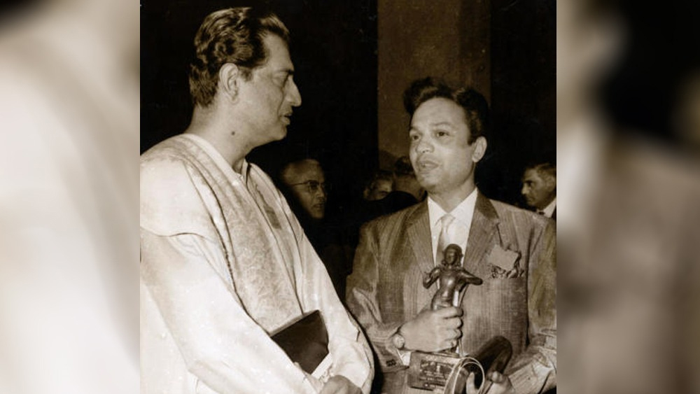 আজ থেকে প্রায় শতবর্ষ আগে অসুস্থ বাবার সঙ্গে গিরিডিতে চেঞ্জে গিয়েছিল এক বালক। বাড়ির চাকরের সঙ্গে উশ্রীর ধারে খেলছিল সেই শিশু। খেলনা কাঠের খোন্তা দিয়ে বালি খুঁড়তেই বেরিয়ে এসেছিল জল। বৃদ্ধ বয়সেও সেদিনের সেই বালকের মনে ছিল, এক দেহাতি তরুণী সেই জলে হাত ধুয়ে গিয়েছিলেন।