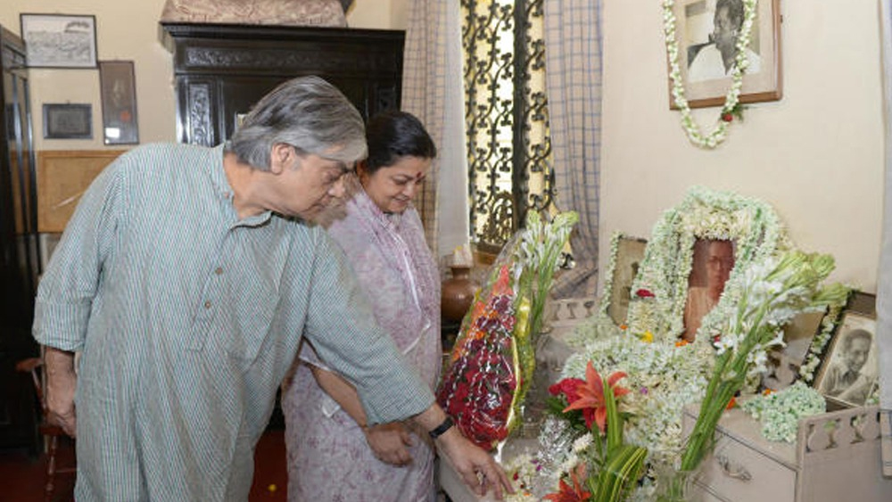 আমরাও সেই দেহাতি তরুণীর মতোই। কিংবদন্তির রেখে যাওয়া মহাসাগরের শাখা-প্রশাখায় বার বার ডুব দিয়েও তাঁর সৃষ্টির নতুনত্ব আমাদের কাছে আগন্তুক হয়েই রয়ে যায়। শুধু মাঝে শতবর্ষের সময় বোধহয় চলে যায় বিরিঞ্চিবাবার দেখানো হিসেবে।
ঋণস্বীকার: ‘যখন ছোট ছিলাম’:সত্যজিৎ রায়, ‘আমাদের কথা’: বিজয়া রায়