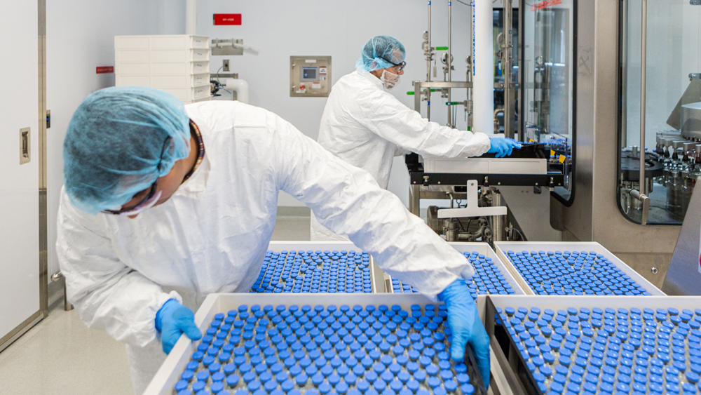 চিনে রেমডেসিভিরের প্রথম ক্লিনিক্যাল ট্রায়াল হয়। চিনের পাশাপাশি ক্লিনিক্যাল ট্রায়াল শুরু হয় আমেরিকাতেও। মার্কিন এপিডেমিয়োলজিস্ট অ্যান্টনি ফসি ‘হু’-এর ভুল নস্যাৎ করে দিয়ে দাবি করেন, যে সব করোনা-রোগীকে রেমডেসিভির দেওয়া হয়েছে, তাঁরা অন্যদের থেকে ৩০ শতাংশ দ্রুত সুস্থ হয়েছেন।ফসির এই দাবি থেকেই করোনা-যুদ্ধে নতুন করে আশার আলো দেখেতে শুরু করেছেন বিজ্ঞানীরা।