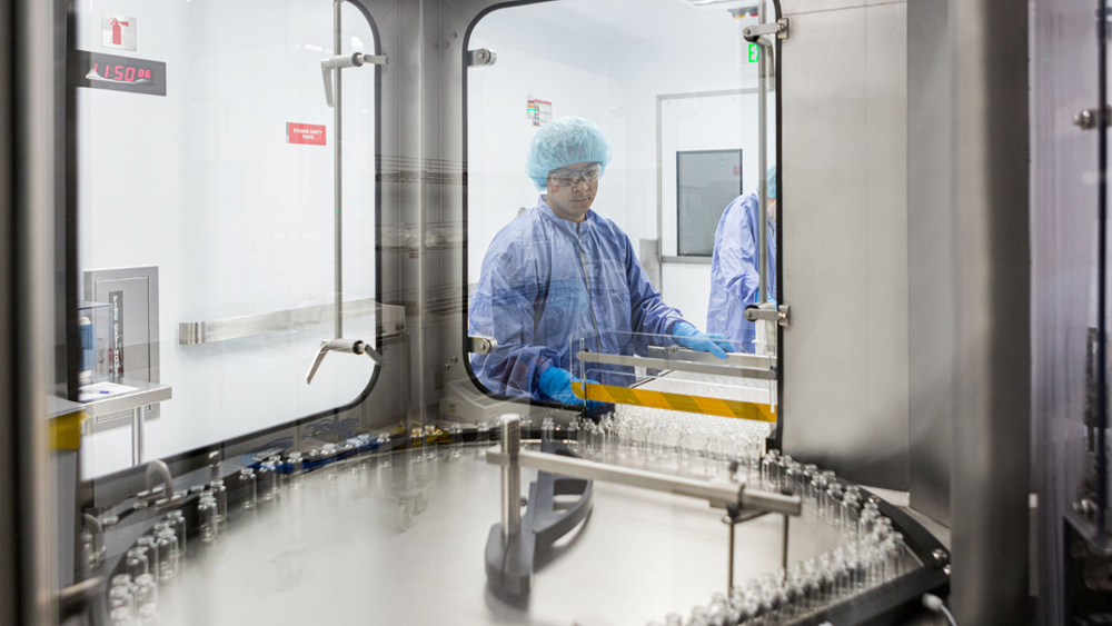 ‘রেমডেসিভির’-এর কথা জানিয়ে তিনি ২৯ এপ্রিল হোয়াইট হাউসে সাংবাদিক বৈঠক করেন অ্যান্টনি ফসি। ফসির কথায়, ‘‘রেমডেসিভির ব্যবহার সংক্রান্ত তথ্য জানাচ্ছে, ওষুধটির স্পষ্ট, গুরুত্বপূর্ণ এবং খুবই সদর্থক প্রভাব রয়েছে রোগীর শরীরে। ফলে তা দ্রুত রোগীকে সুস্থ করে।’’