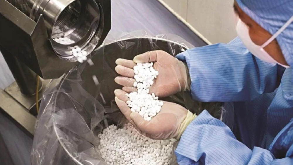 শুক্রবার ডোনাল্ড ট্রাম্প সরকার এই রেমডেসিভির ব্যবহারে সিলমোহর দিল। জানিয়ে দিল, ফুড অ্যান্ড ড্রাগ অ্যাডমিনিস্ট্রেশন এই ওষুধকে মান্যতা দিয়েছে। ফলে এখন মার্কিন দেশে করোনা চিকিৎসায় রেমডেসিভির ব্যবহারে সরকারি নির্দেশও এল। (গ্রাফিক: শৌভিক দেবনাথ)