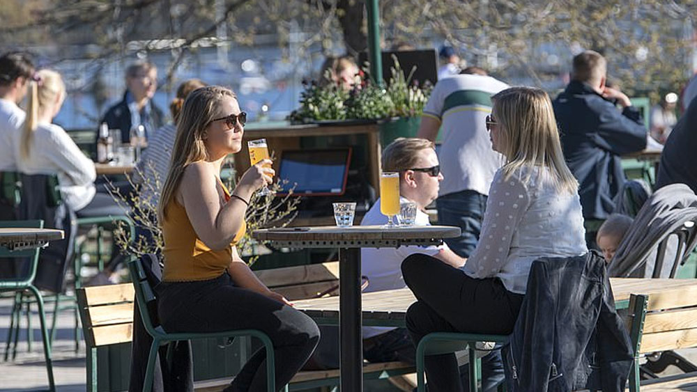 সুইডেনে এখনও পর্যন্ত সে ভাবে লকডাউন শুরু হয়নি ঠিকই, কিন্তু সেখানেও জোর দেওয়া হয়েছে সামাজিক দূরত্বের উপর। তাই রেস্তরাঁ খোলা থাকলেও সেখানে খুব কম সংখ্যক ক্রেতাকে প্রবেশ করতে দেওয়া হচ্ছে। প্রতিটা টেবিলের মধ্যে দূরত্বও বজায় রাখা হচ্ছে নিয়ম মেনে।