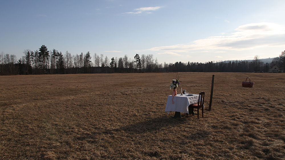 কী রকম সেই রেস্তরাঁ? মাঠের মধ্যে পাতা থাকবে একটি টেবিল-চেয়ার। তার কাছেই থাকবে রান্নাঘর। তবে খাবার পরিবেশনকারী বা অর্ডার নেওয়ার জন্য আলাদা করে কেউ থাকবেন না।