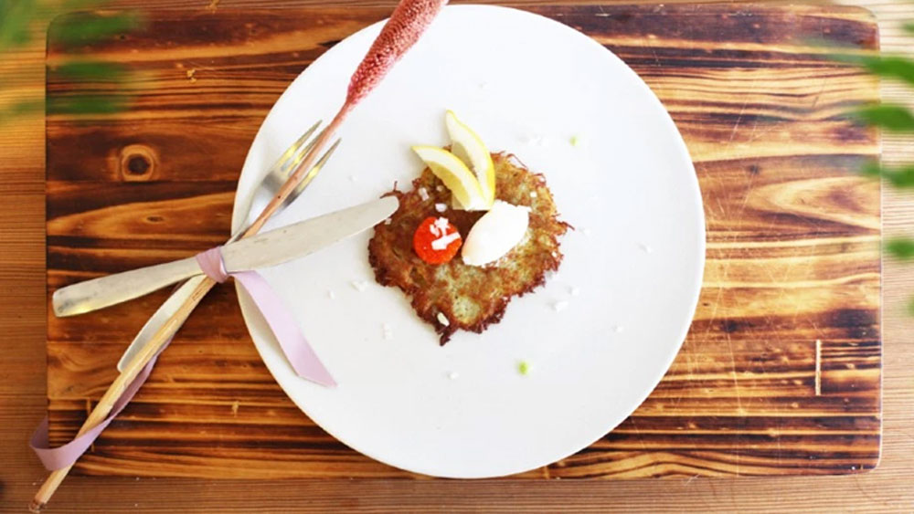 ক্রেতা সরাসরি রান্নাঘরে থাকা রাঁধুনীর সঙ্গে কথা বলে খাবারের অর্ডার দেবেন। তার পর সেই খাবার সরাসরি রান্নাঘর থেকে দড়িতে ঝোলানো একটি বাক্সের মাধ্যে পৌঁছে যাবে ক্রেতার কাছে।