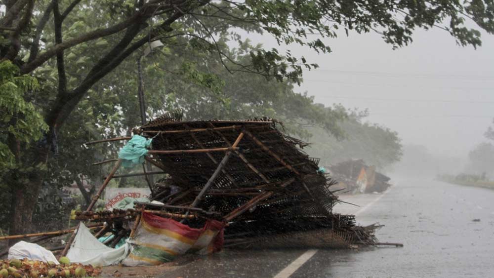 তার আগে মার্কিন আবহবিদ ভার্নন ভোরাকের দেখানো পথে ঘূর্ণিঝড়দের নির্দিষ্ট করা হত। জলীয় বাষ্পের ঘনত্ব, সম্ভাব্য তীব্রতার তারতম্য অনুযায়ী নির্দিষ্ট রং দিয়ে চিহ্নিত করা হত উপগ্রহের পাঠানো ছবিতে ঘূর্ণিঝড়কে।  ঘূর্ণিঝড়ের নামে থাকত নির্দিষ্ট নম্বর এবং যে সাগরের জলভাগে এর জন্ম হচ্ছে, তার নামের অংশ।