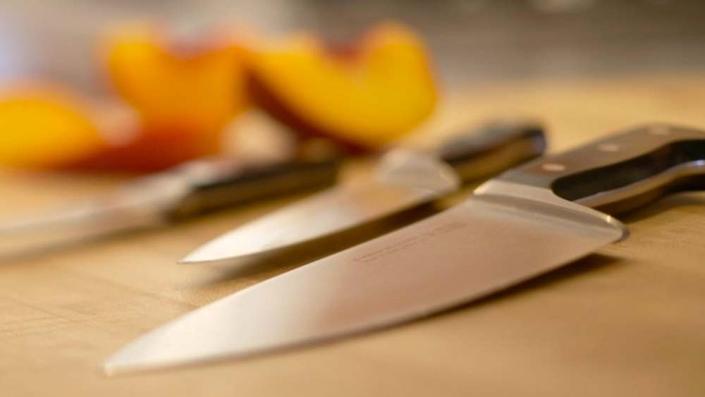 বাড়িতে ধারালো কোনও জিনিস খোলা অবস্থায় থাকলে দ্রুত ব্যবস্থা নিন। ঝড়ের মধ্যে বাড়িতে কোনও ধারালো জিনিস উন্মুক্ত রাখবেন না।