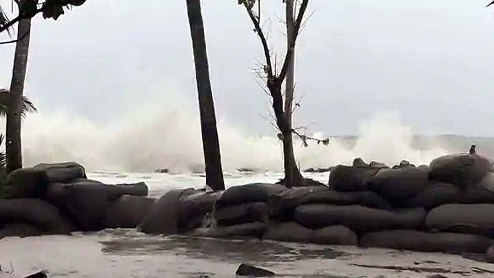 ঘূর্ণিঝড়ের সময়ে যদি কোনও ভাবে বাড়ির বাইরে থাকেন, খোলা রাস্তায় বা গাছের নীচে দাঁড়াবেন না।