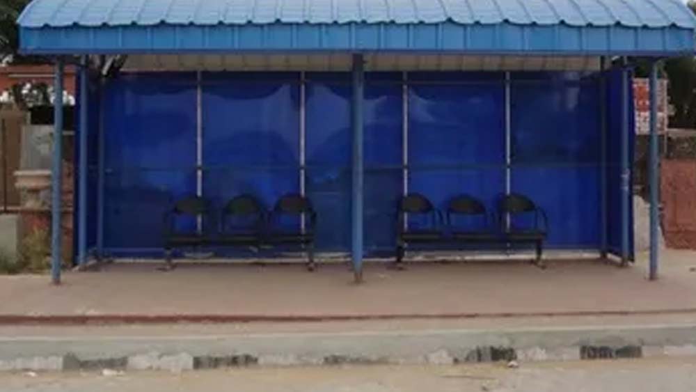 বাড়ির বাইরে থাকলে ঝড় শুরু হলে দ্রুত আশ্রয় নিন।