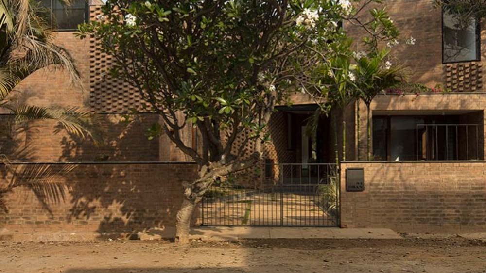 বিপদ বুঝে যত দ্রুত সম্ভব নিরাপদ আশ্রয় বা পাকা বাড়ি খুঁজে নিন।