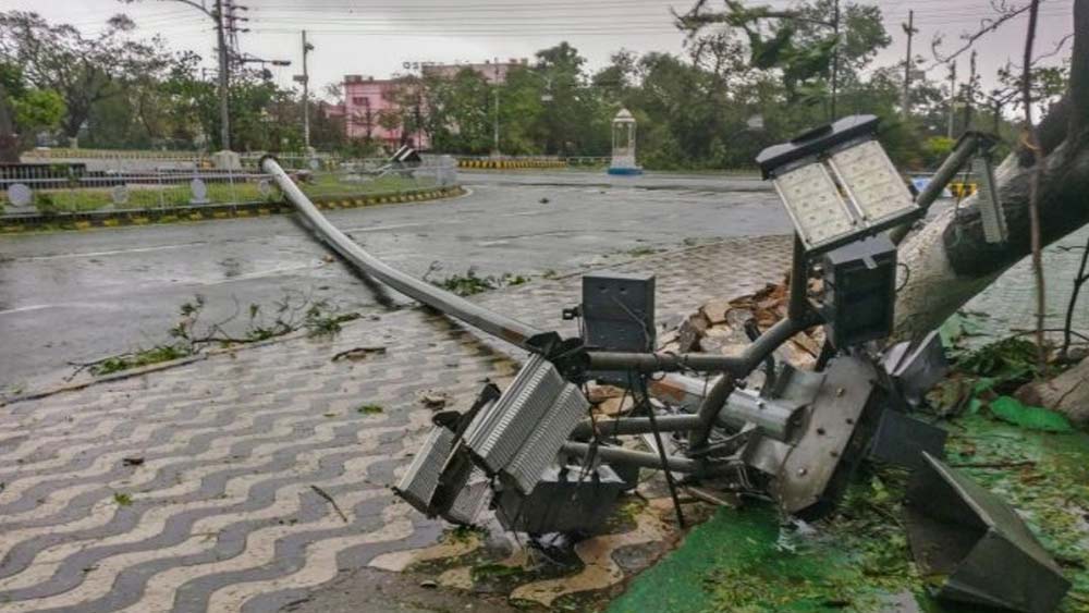 সতর্ক থাকুন ভেঙে পড়া বৈদ্যুতিক স্তম্ভ ও তার ধারালো অংশের ব্যাপারে।