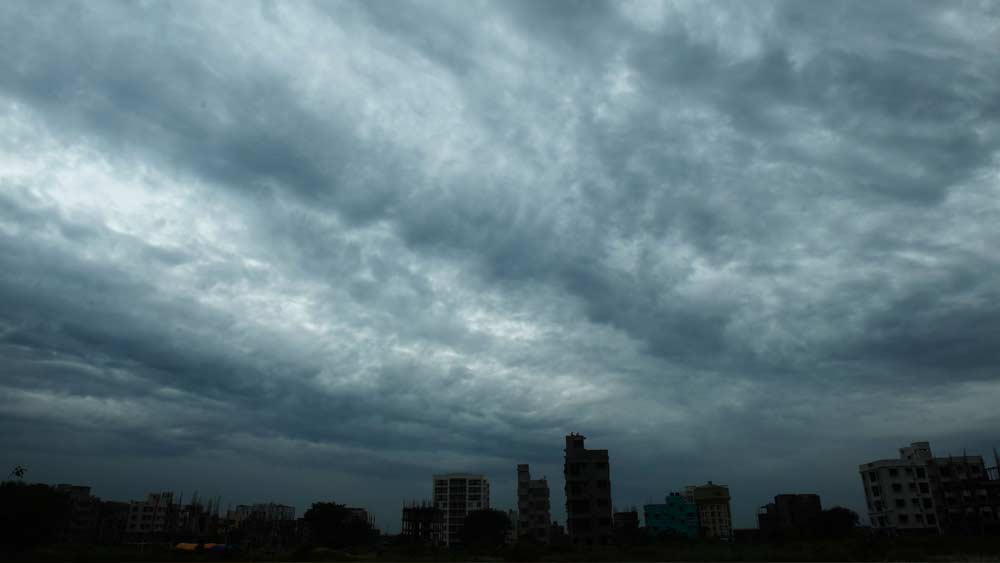 আলিপুর আবহাওয়া দফতর সূত্রের খবর, ‘সুপার সাইক্লোনিক স্টর্ম’ থেকে আমপান এখন ‘এক্সট্রিমলি সিভিয়র সাইক্লোনিক স্টর্ম’-এ পরিণত হয়েছে। কিছুটা শক্তি হারালেও এখন ‘অতি মারাত্মক’ চেহারা নিয়েই দিঘা থেকে বাংলাদেশের হাতিয়া দ্বীপের মধ্যবর্তী কোনও অঞ্চলে বুধবার বিকেল অথবা সন্ধ্যার মধ্যে আছড়ে পড়ার সম্ভাবনা রয়েছে।