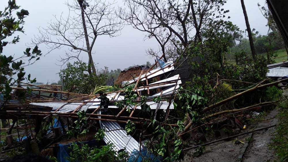আমপানের গতিপথের মধ্যেই পড়েছে দক্ষিণ ২৪ পরগনা। নামখানায় ঝড়ের দাপটে ভেঙেছে বহু গাছ ও কাঁচা বাড়ি। জলের তোড়ে নদীতে পড়ে যায় কচুবেড়িয়া জেটির একটি অংশ। ক্ষতিগ্রস্ত হয় নারায়ণপুর জেটিও।