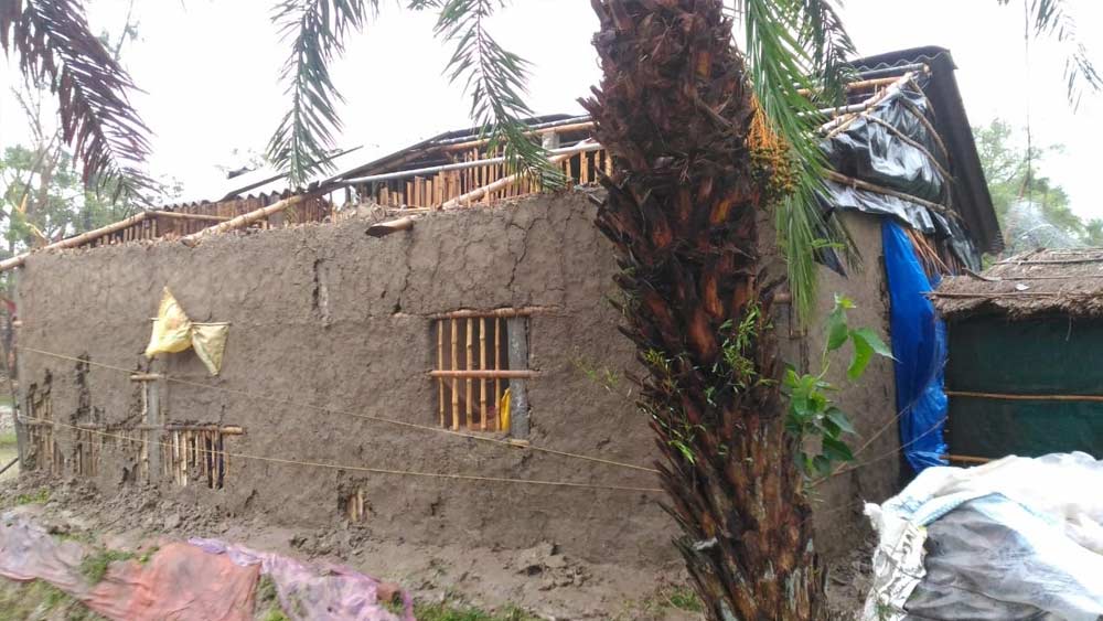 ঝড়ের দাপটে বহু এলাকাতেই ধ্বংস হয়েছে একাধিক কাঁচা বাড়ি।