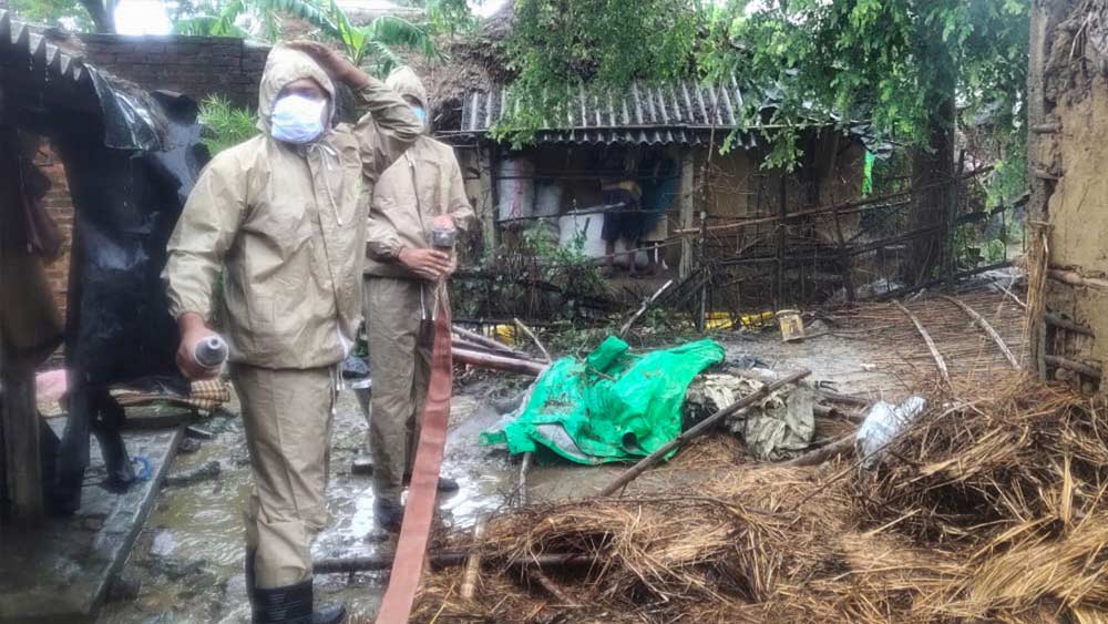 শুধু পশ্চিমবঙ্গই নয়। আমপানের কোপে পড়েছে ওড়িশার ভদ্রকও। সেখানে ঝড়ের দাপটে মাটিতে মিশে গিয়েছে কাঁচা বাড়ি।