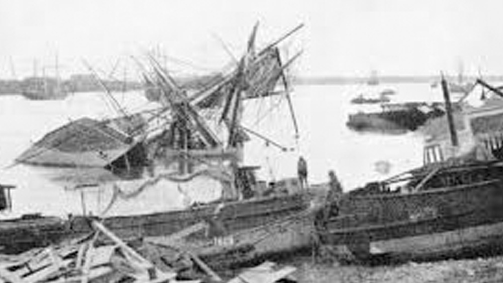 ইউরোপীয় অন্যান্য বণিক সম্প্রদায়ের পরে বাংলায় পা পড়েছিল ব্রিটিশদের। সে সময় শ্রীরামপুর, ফরাসডাঙা-সহ হুগলির বিভিন্ন জায়গা কলকাতার তুলনায় অনেক সমৃদ্ধ। সেখানে ব্যবসা করার সুবিধে করতে পারলেন না ব্রিটিশরা। জোব চার্নকের পছন্দ হল হুগলি নদীর তীরে জঙ্গলে ঢাকা এলাকাই। গোবিন্দপুর-সুতানটি-কলকাতা নিয়ে নতুন শহরের জন্ম নিয়ে অনেক বিতর্ক আছে।