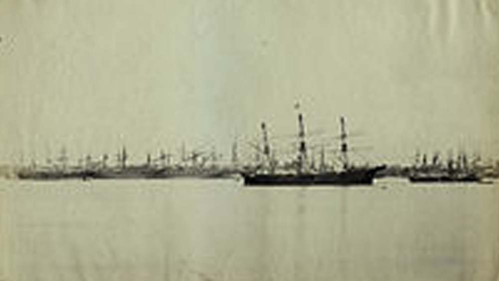 গঙ্গার তীব্র জলোচ্ছ্বাসে লন্ডভন্ড হয়ে যায় গঙ্গার ঘাটগুলি। দেশীয় ডিঙি নৌকোর পাশাপাশি উধাও বিদেশি বণিকদের জাহাজও। ঝড়ের তীব্রতা এতটাই বেশি ছিল যে শোনা যায়, গঙ্গা থেকে একটি বজরা এসে আটকে যায় আজকের ক্রিক রো-র জায়গায় থাকা খাঁড়িতে। এর থেকেই এলাকার নাম ডিঙাভাঙা লেন। আঠারো শতকে ব্রিটিশদের তৈরি কলকাতার মানচিত্রে এই অঞ্চলকে ‘ডিঙাভাঙা’ হিসেবেই দেখানো হয়েছে।