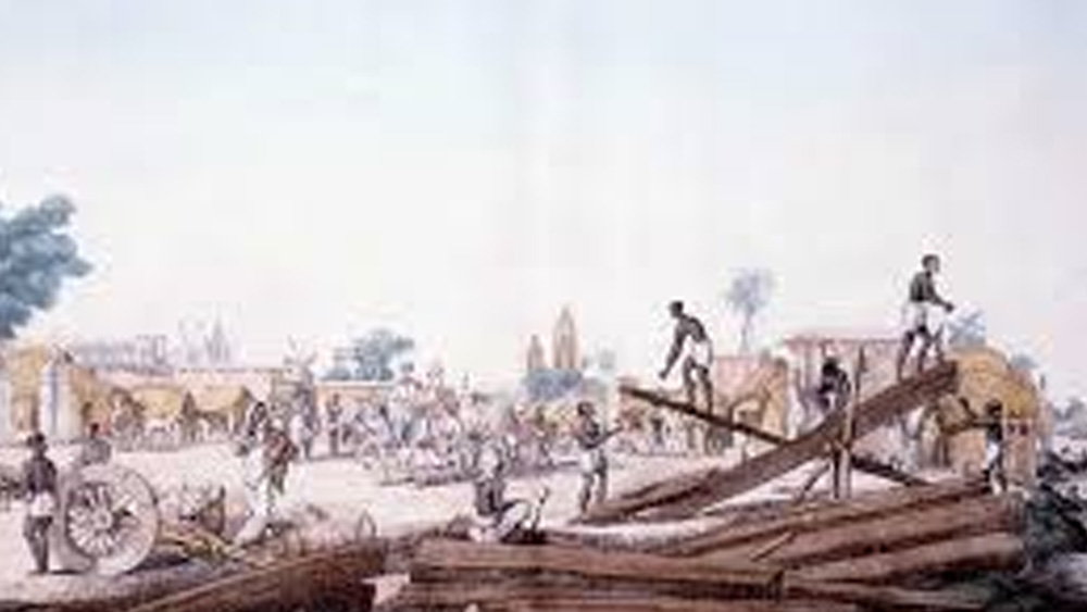 বুধবারের আমপানের তুলনায় ক্ষয়ক্ষতির দিক দিয়ে আরও ভয়ঙ্কর ছিল ১৭৩৭ খ্রিস্টাব্দের ঘূর্ণিঝড়। একটি সূত্রের দাবি, ১৭৩৭ সালের ১১ অক্টোবর রাতে যে পথে ঘূর্ণিঝড় সাগর থেকে কলকাতার দিকে বয়ে এসেছিল, এ দিন আমপানের গতিপথের সঙ্গে তার বহু মিল!