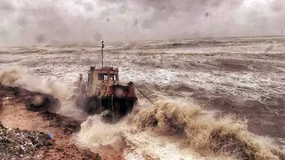 ১৯৯৬ সালে আবহাওয়া দফতরের ‘মৌসম’ পত্রিকায় আবহবিজ্ঞানী এ কে সেনশর্মা ১৭৩৭ সালের ঝড় নিয়ে একটি গবেষণাপত্র লিখেছিলেন। সেখানে ঝড়টির যে গতিপথ আন্দাজ করেছিলেন তাতে দেখা যাচ্ছে, সাগরদ্বীপের তলা থেকে উঠে কলকাতার উপর দিয়ে মধ্যবঙ্গ হয়ে বাংলাদেশের দিকে চলে গিয়েছিল ঝড়টি। আমপানের গতিপথও অনেকটা একই রকম ছিল।