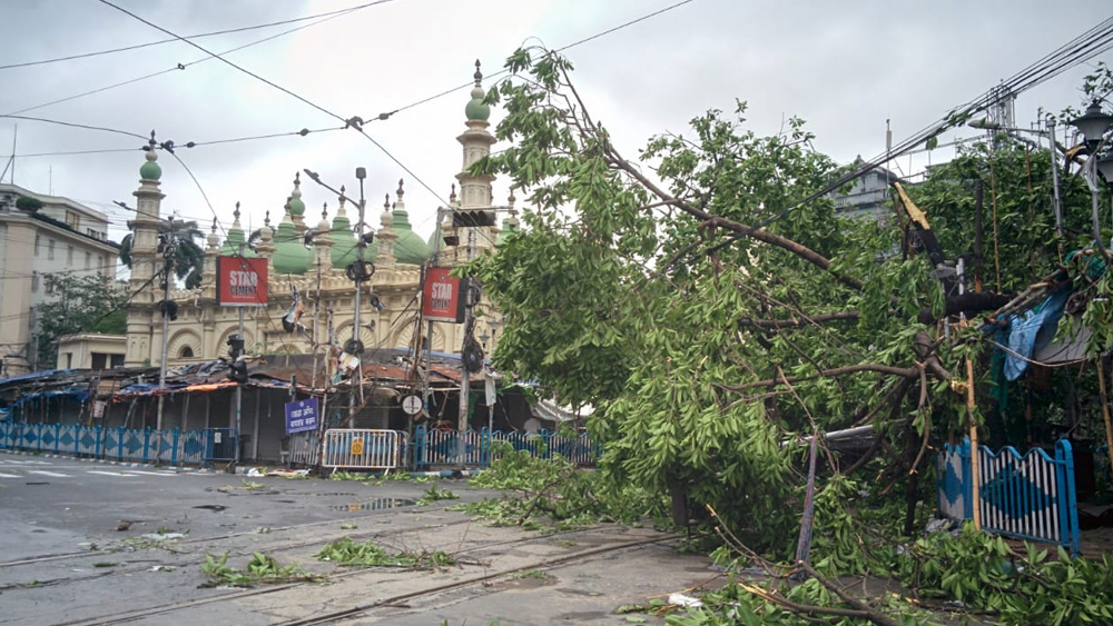 তছনছ কলকাতার প্রাণকেন্দ্র ধর্মতলা।