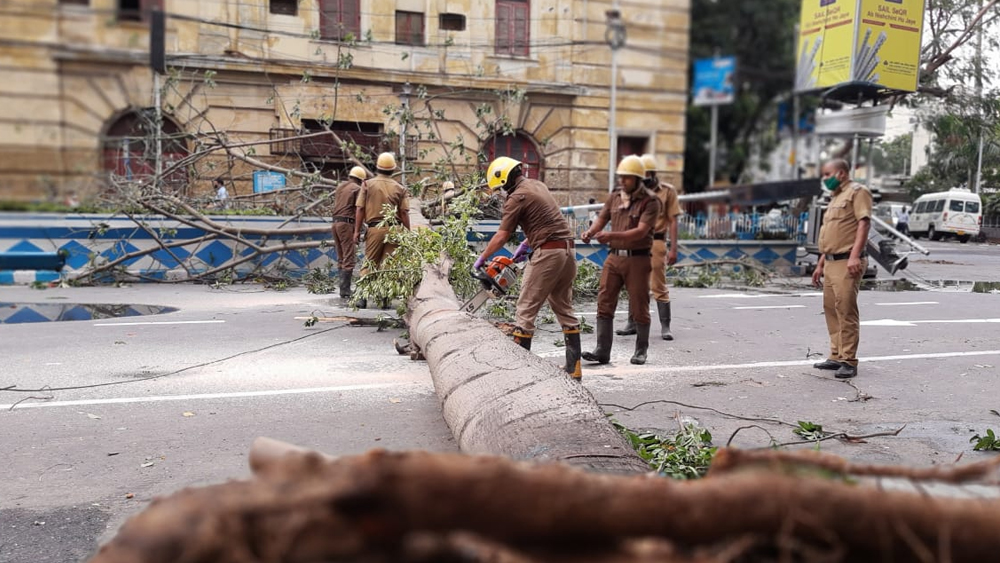 ধর্মতলাতে তৎপর পুলিশকর্মীরা। চেষ্টা চলছে যত দ্রুত সম্ভব পরিস্থিতি স্বাভাবিক করার।