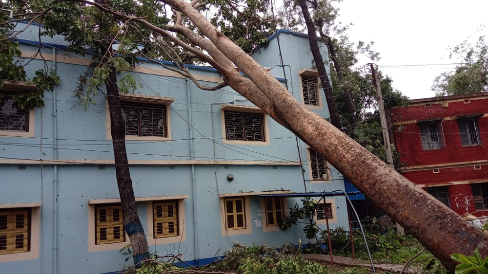 হাওড়ার ডোমজুড়ে একটুর জন্য রক্ষা পেয়েছে বিডিও অফিস।