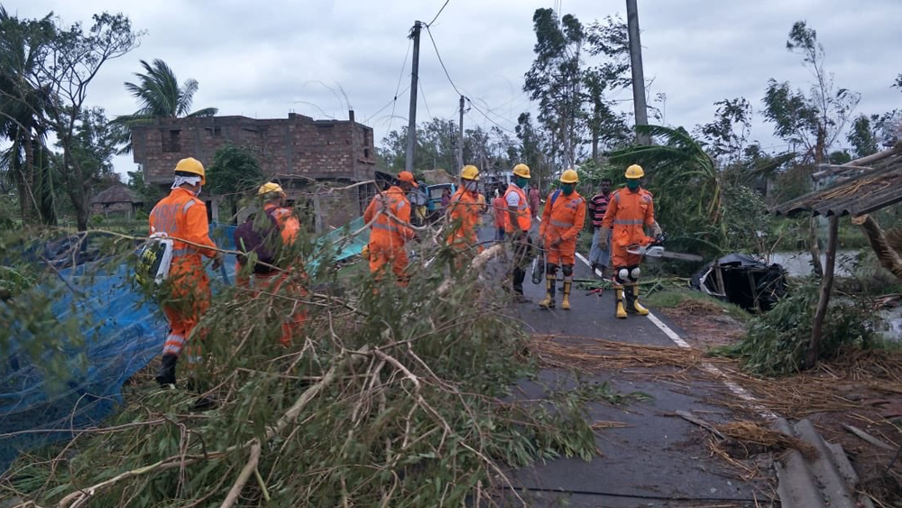 দক্ষিণ ২৪ পরগনার গোসাবায় উদ্ধারকর্মীরা আপ্রাণ চেষ্টা করছেন পরিস্থিতি কিছুটা হলেও স্বাভাবিক করতে।