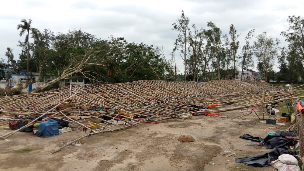 কাঁথি শহরের এখানেই বসত অস্থায়ী সুপারমার্কেট। সেই খাসমল ময়দান জুড়ে তাণ্ডবের খণ্ডচিত্র।
