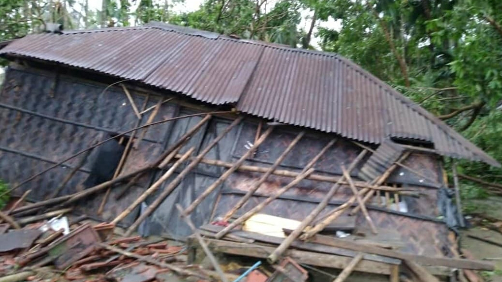 তাসের ঘরের মতোই ভেঙে পড়েছে মানুষের আশ্রয়। শেষ থেকে শুরু করার রসদ খুঁজছেন গোবরডাঙার বহু বাসিন্দা।