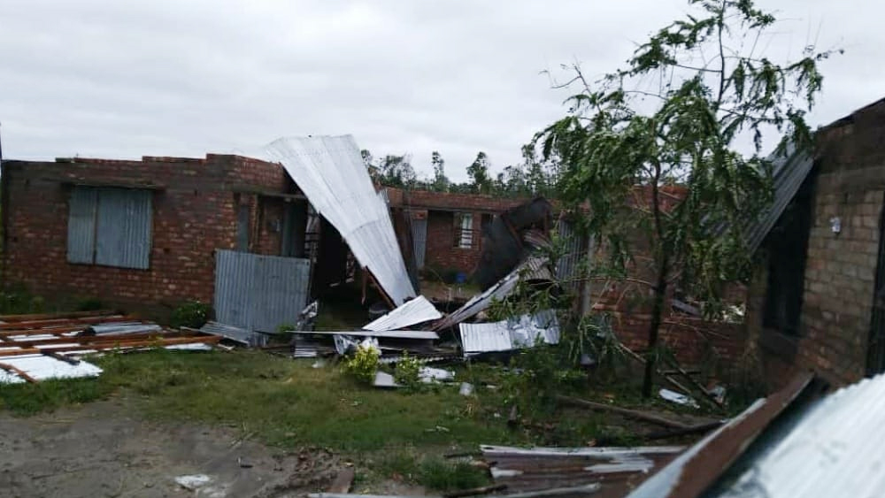 ধ্বংসাত্মক তাণ্ডবলীলায় এ ভাবেই দুমড়ে মুচড়ে গিয়েছে গোবরডাঙার বিস্তীর্ণ অংশের ঘরবাড়ি।