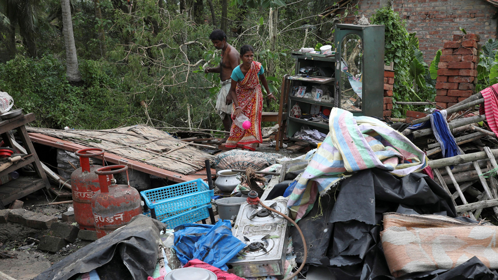 আমপানের প্রলয়লীলার দগদগে ক্ষত ছড়িয়ে আছে রাজ্য জুড়ে। দক্ষিণ ২৪ পরগনার কাকদ্বীপে এক রাতের মধ্যে আশ্রয়হীন অসংখ্য পরিবার। সংসারের খুঁটিনাটি নিয়ে অগণিত মানুষের আশ্রয় এখন খোলা আকাশ।